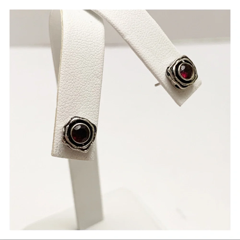 Vintage sterling silver and faceted garnet boho stud earrings - Picture 4 of 11